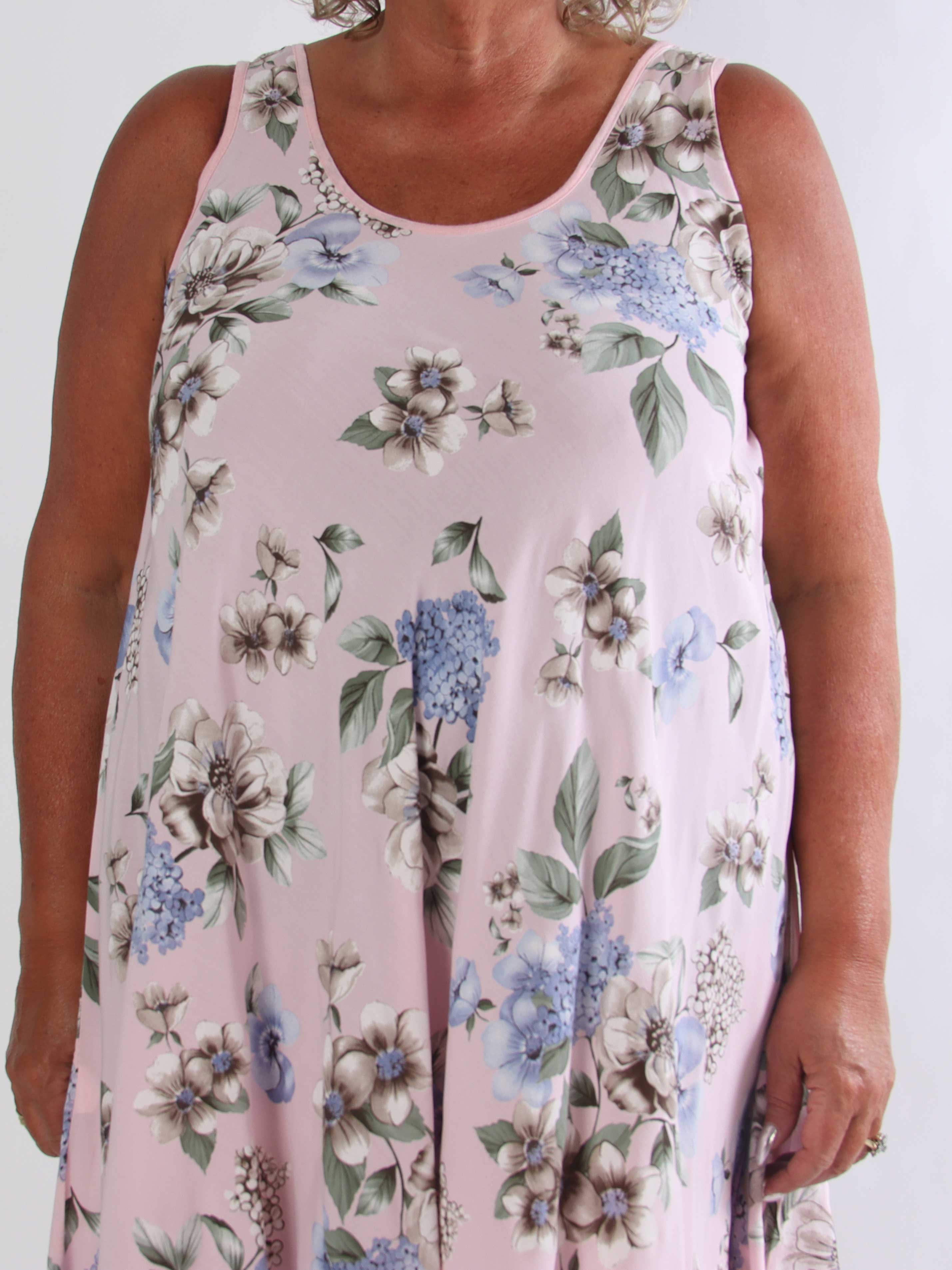 Saline - Sød plus size sommerkjole i viskose med blomsterprint